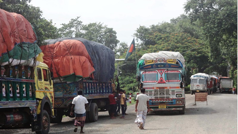 দূর্গাপুজায় টানা ৮ দিন বন্ধের পর কর্মচঞ্চল সোনামসজিদ স্থলবন্দর